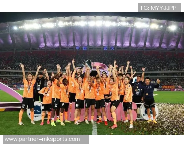 青岛足球群热情高涨球迷齐聚共庆足球盛宴与激情时刻